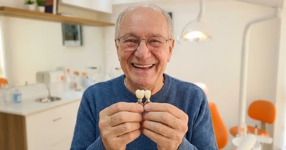 Dr. Marcello Mariano em avaliação de paciente para implante dentário na DENT+ Niterói