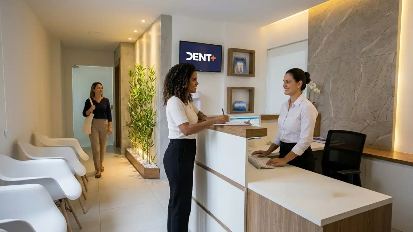 Recepção acolhedora da clínica DENT+ em Alcântara, São Gonçalo, com paciente sendo recebida