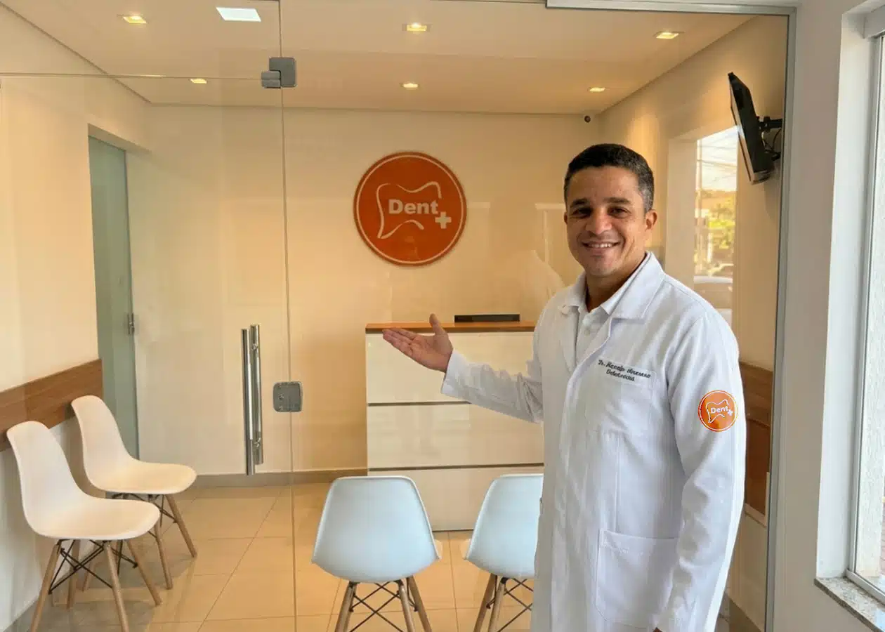 Dr. Marcello Mariano na recepção da DENT+ São Gonçalo em Alcântara, próximo ao Rosa Shopping