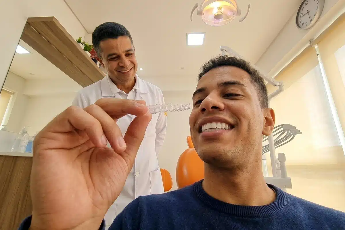 Paciente com alinhador invisível em uso na DENT+ Niterói