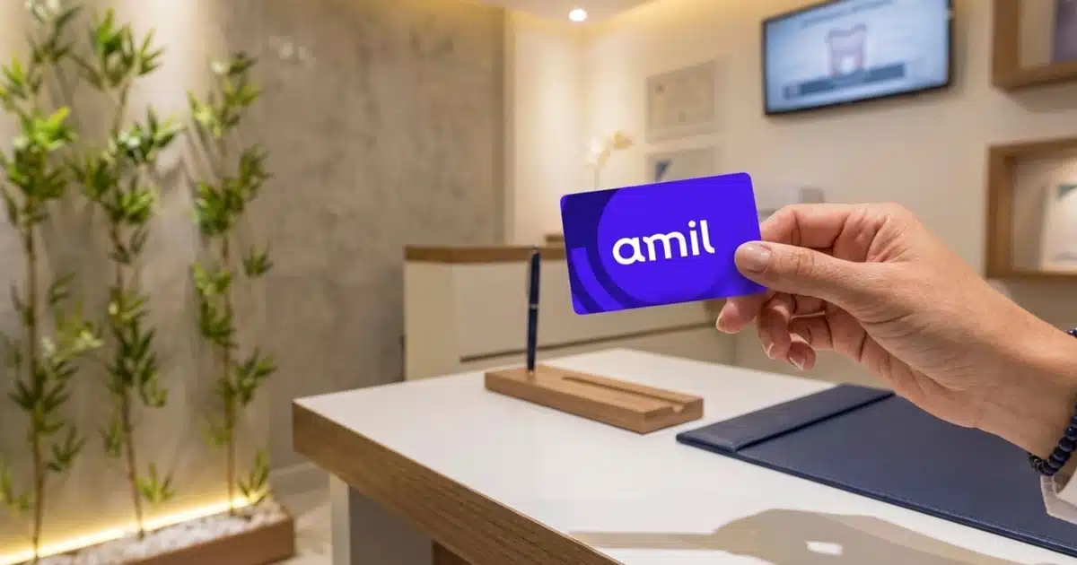 Cartão do convênio Amil Dental na recepção da DENT+ em Niterói