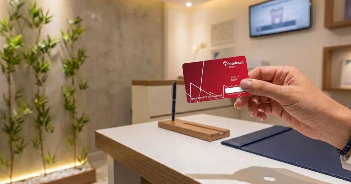 Cartão do convênio Bradesco Dental na recepção da DENT+