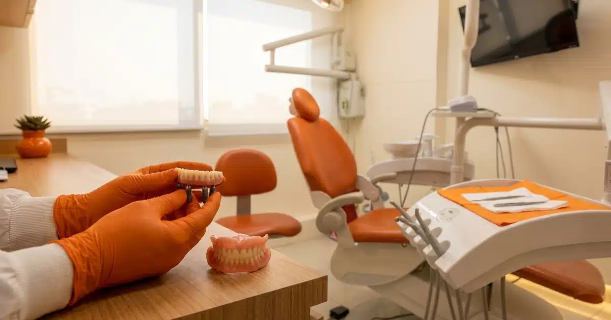 Prótese total ou dentadura fixa: modelos de prótese e protocolo sobre implantes na DENT+ Niterói e São Gonçalo