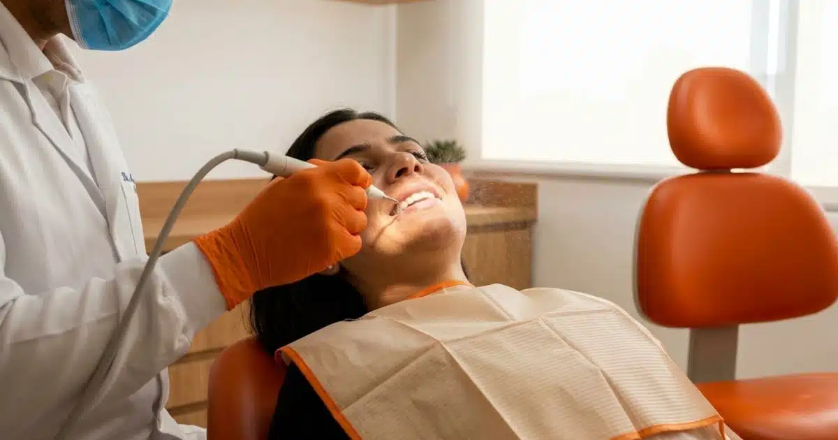 Quanto custa limpeza dental: profilaxia profissional com ultrassom na DENT+ Niterói e São Gonçalo