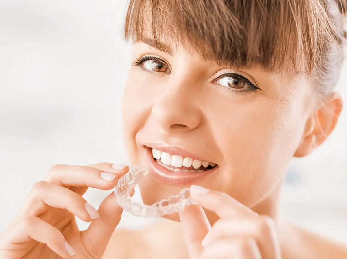 ALINHADOR INVISÍVEL NA DENT+ 3 paciente sorrindo alinhador invisivel