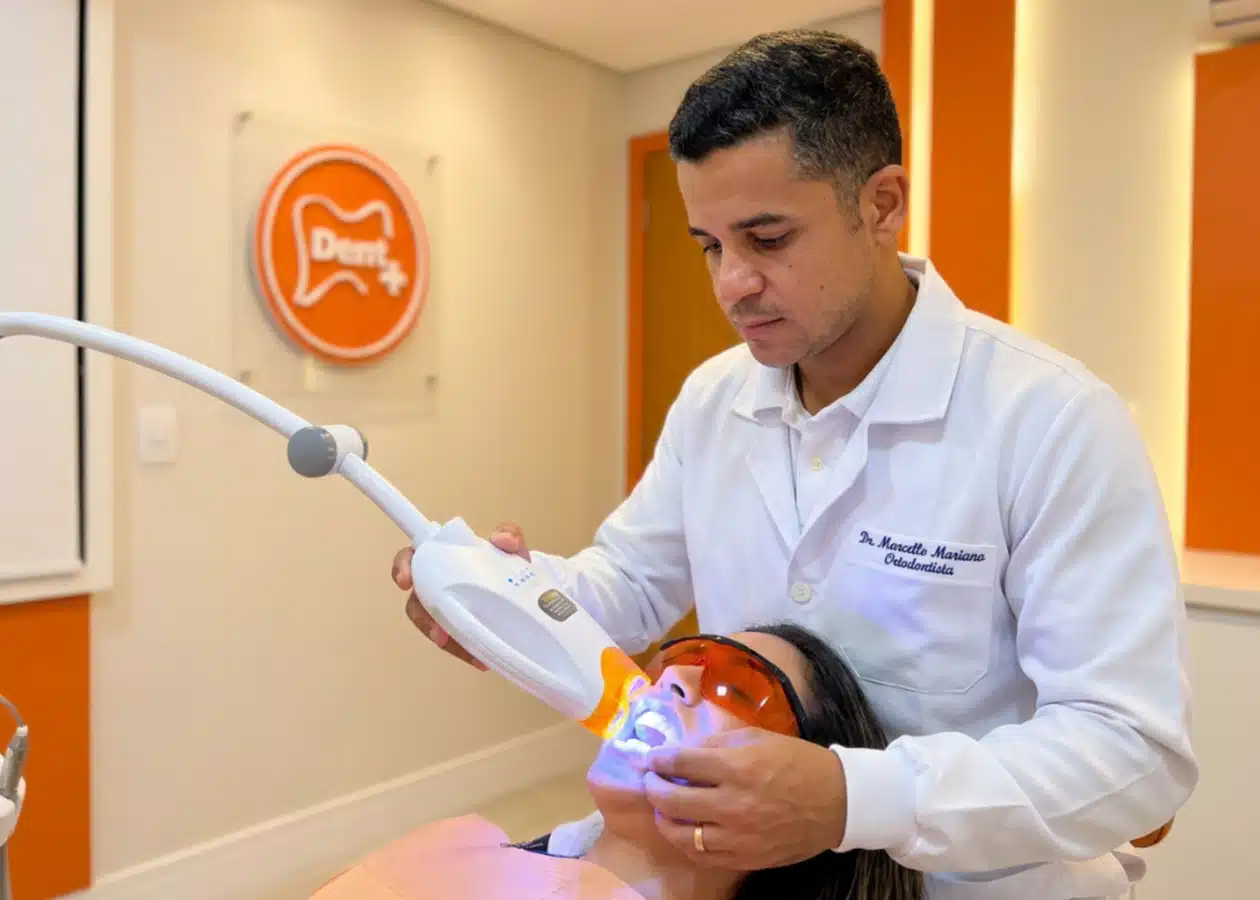 Sessão de clareamento dental com laser na DENT+
